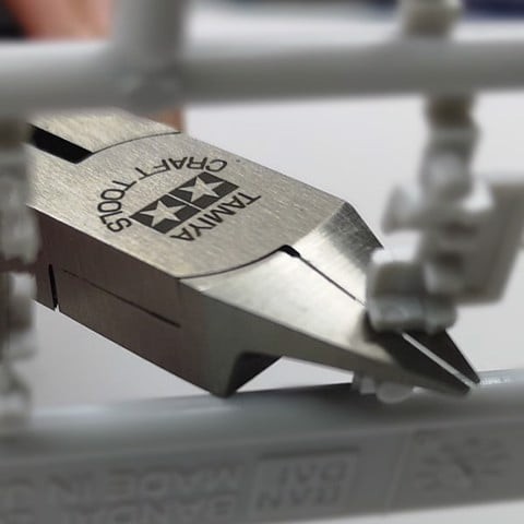 mua_kim_cat_nhua_thu_cong_mo_hinh_chinh_hang_gia_re_nhat_0a54f24f972346d7b968cc30c5babce1_large.jpg Gundam